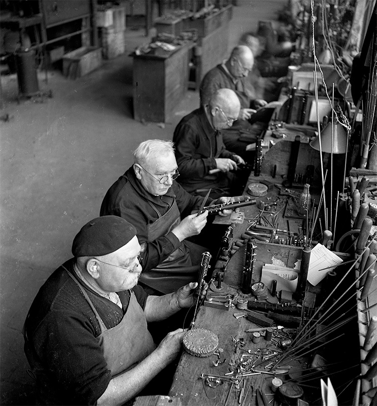 ロベール・ドアノー《熟練の工員たちによる組立》マント 1938年　ゼラチン・シルバー・プリント　©Atelier Robert Doisneau/Contact