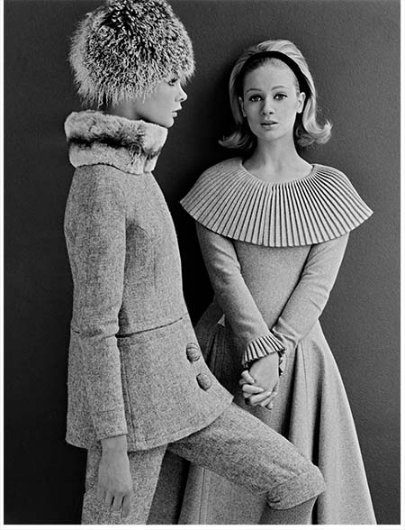 マリー・クワントがデザインしたワンピースとジャケットを披露するセリア・ハモンド（右）とジーン・シュリンプトン 1962年