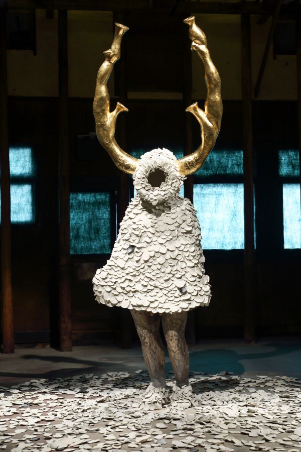 鱗を全身に纏い、神聖なオーラを醸し出す大型作品。<br>展覧会「1+1」の会場で、ぜひご覧いただきたい逸品です。<br> 「広がる・途切れる・繋がる」2022年, 250×300×300cm(撮影:今井紀彰)