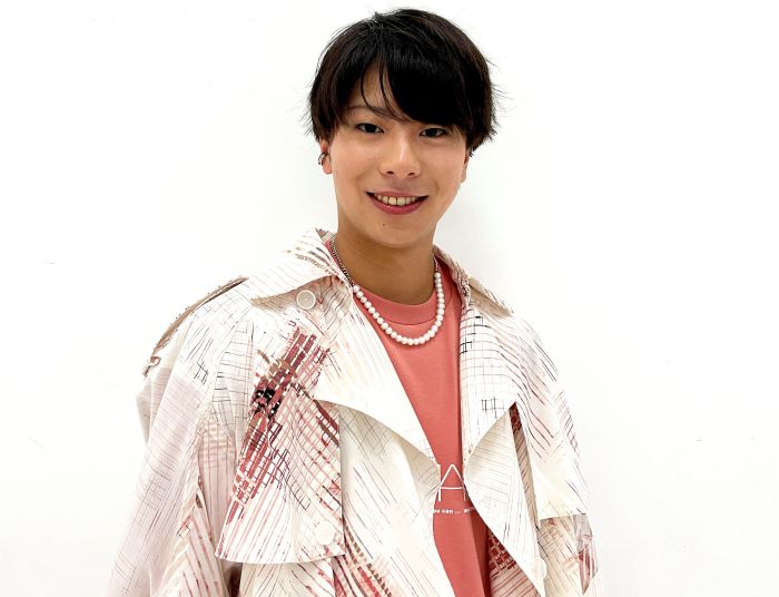 歌舞伎町での上演にちなんで、ホストの姿に初挑戦!<br>この姿でのお写真は公演プログラムなどでお楽しみに!