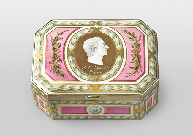 ウィーン窯・帝国磁器製作所、ゾルゲンタール時代（1784-1805）《カウニッツ＝リートベルク侯ヴェンツェル・アントンの肖像のある嗅煙草入》