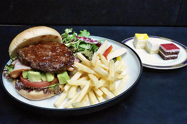 ハンバーガー ミニケーキ付き　2,000円