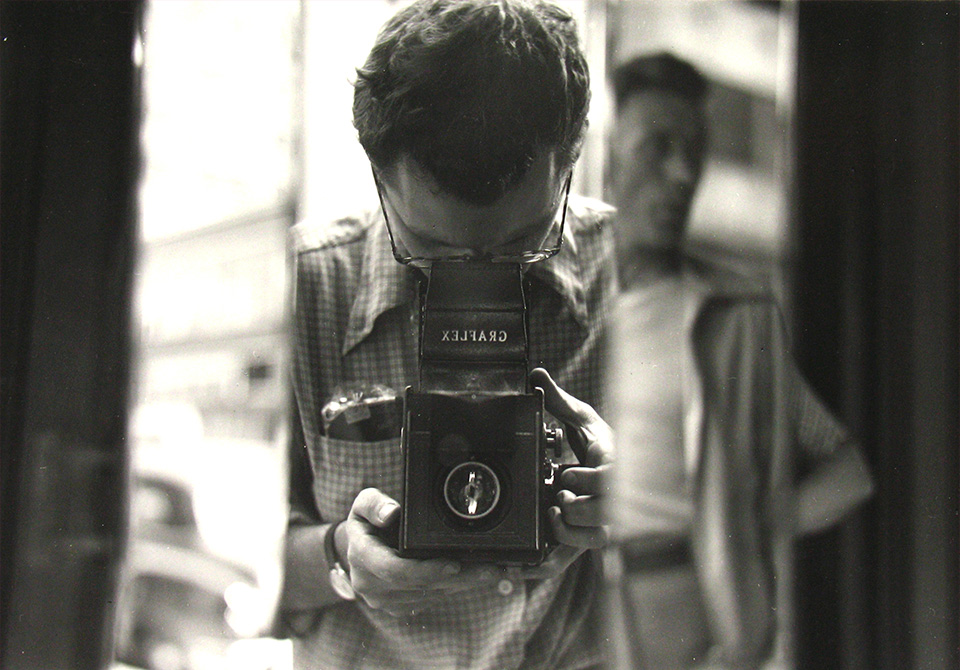 ソール・ライター 《セルフ・ポートレート》 1950年代、ゼラチン・シルバー・プリント ©Saul Leiter Foundation