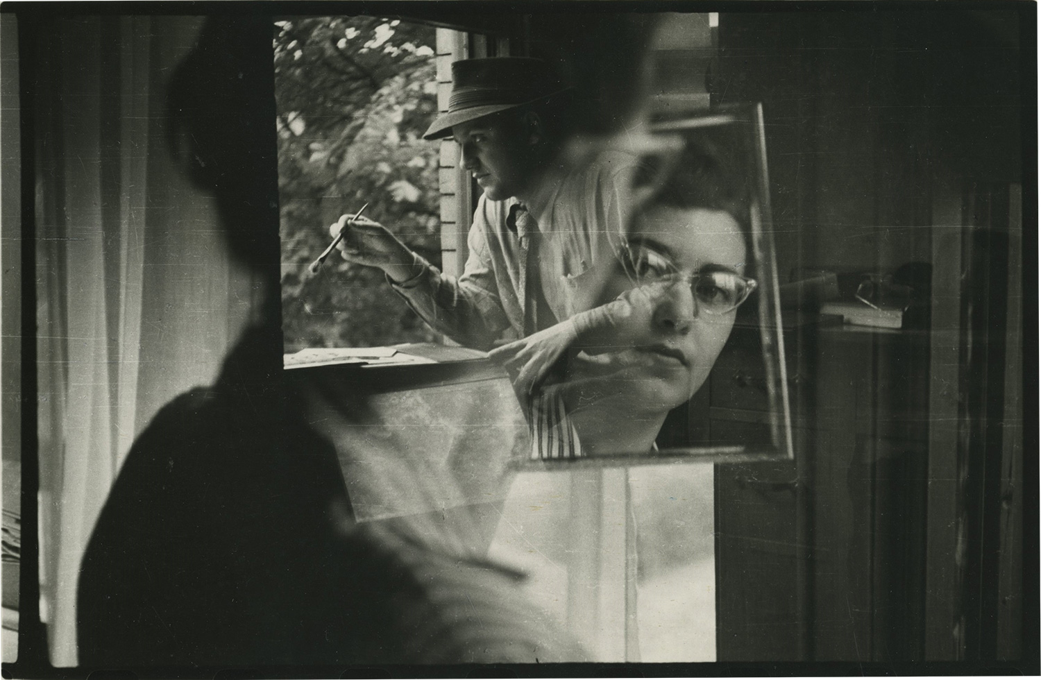 《デボラと一緒のセルフポートレート》1940年代、ゼラチン・シルバー・プリント ©Saul Leiter Foundation