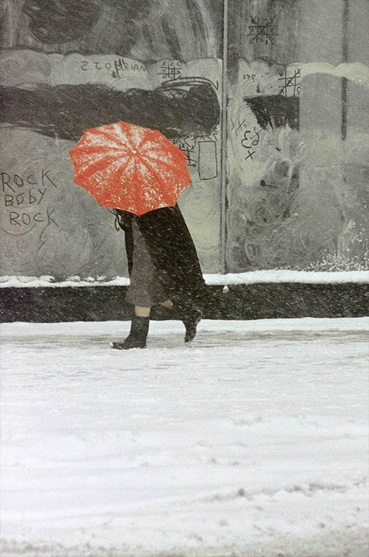 ソール・ライター 《赤い傘》 1958年頃、発色現像方式印画 ©Saul Leiter Foundation