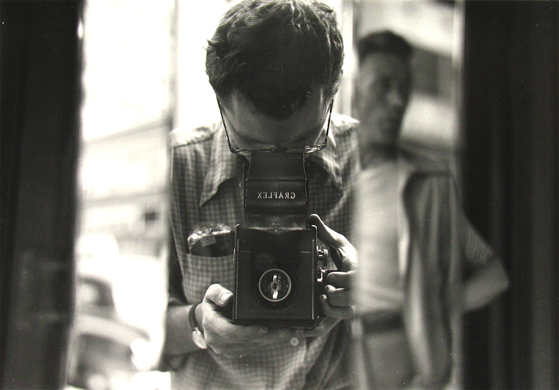 ソール・ライター《セルフ・ポートレート》 1950年代、
ゼラチン・シルバー・プリント
©Saul Leiter Foundation