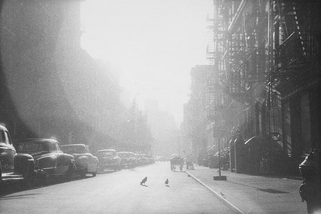 ソール・ライター《ニューヨーク》 1950年代、
ゼラチン・シルバー・プリント
©Saul Leiter Foundation
