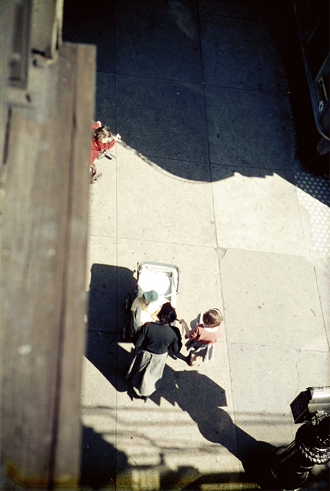 ソール・ライター《高架鉄道から》 1955年頃、
発色現像方式印画
©Saul Leiter Foundation