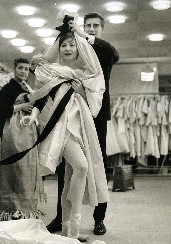 《バレエ「カルメン」の衣装合わせ、イヴ・サン=ローランとジジ・ジャンメール》　1959年