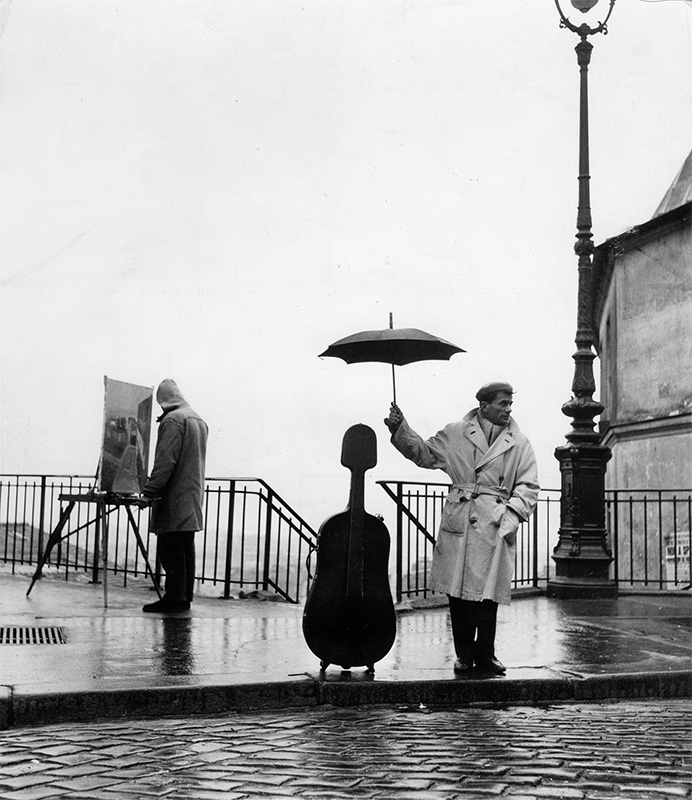 ロベール・ドアノー《雨の中のチェロ》 1957年 ゼラチン・シルバー・プリント ©Atelier Robert Doisneau/Contact