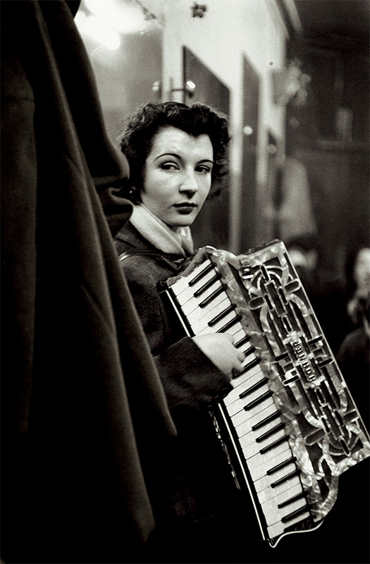 ロベール・ドアノー《流しのピエレット・ドリオン》パリ 1953年2月 ゼラチン・シルバー・プリント ©Atelier Robert Doisneau/Contact