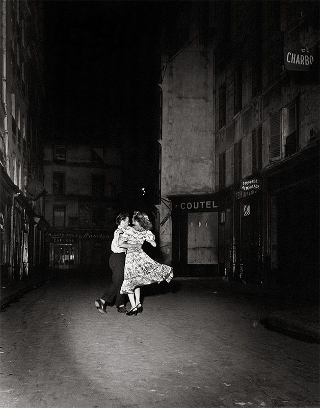 ロベール・ドアノー《パリ祭のラストワルツ》パリ 1949年7月14日　ゼラチン・シルバー・プリント ©Atelier Robert Doisneau/Contact