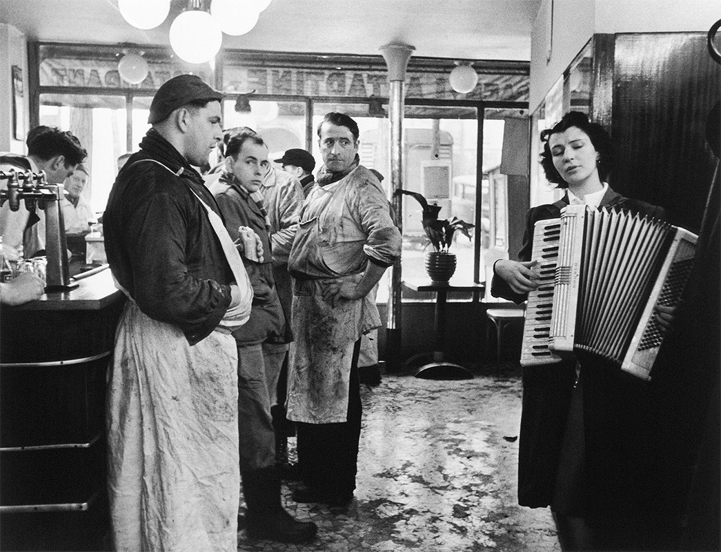 《音楽好きの肉屋》パリ 1953年2月