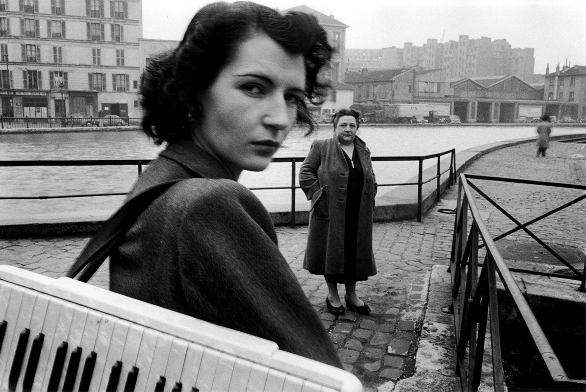 《運河沿いのピエレット・ドリオンとマダム・ルル》パリ　1953年2月