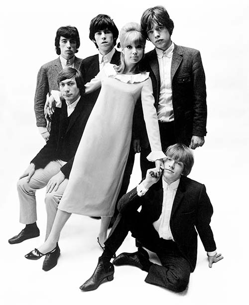 《ドレス「ミス・マフェット」を着るパティ・ボイドとローリングストーンズ》 1964年
