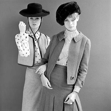 《ベストとスカートを組み合わせた「コール・ヒーバー（石炭担ぎ）」を着るセリア・ハモンド（左）とジーン・シュリンプトン》