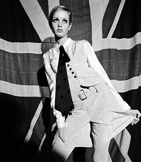 ベストとショートパンツのアンサンブルを着るツイッギー 1966年