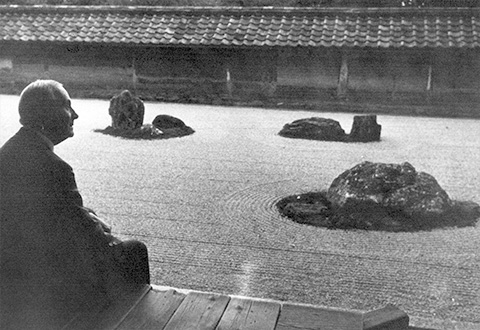 京都・龍安寺の方丈庭園（石庭）をみつめるミロ（1966年9月28日）
毎日新聞社提供