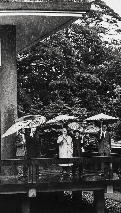 《雨の五島美術館で和傘を差すミロ一行》
五島美術館の庭園を鑑賞している時の様子。