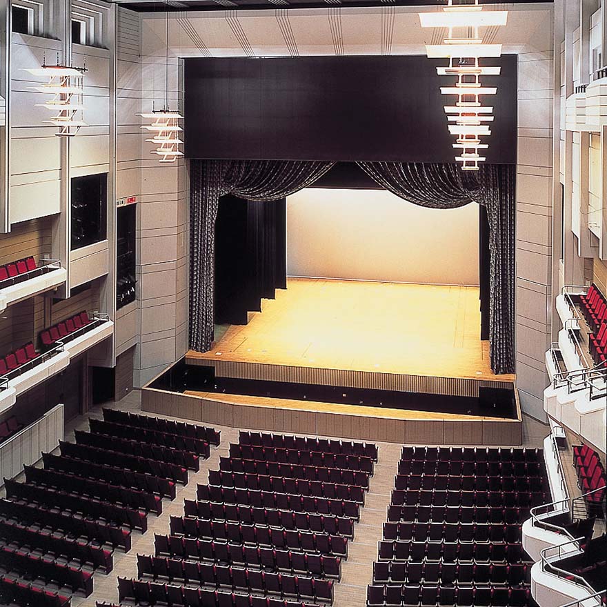 舞台床の傾斜機構、分割可能なオーケストラピット、オープンコントロールブースなど充実した機構を完備　（オペラ・バレエ対応）