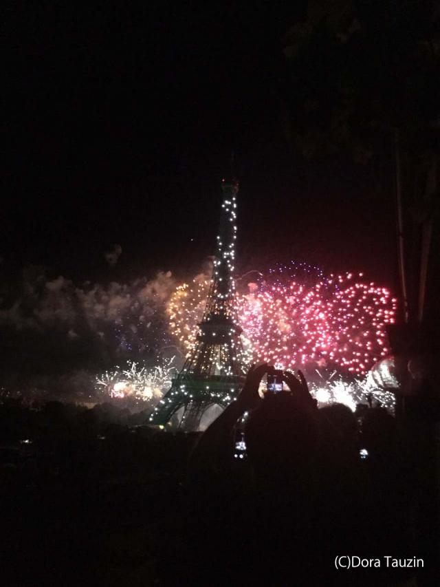 日本とフランスの架け橋 として活躍する国際ジャーナリスト ドラ トーザンが見たフランスの Le 14 Juillet おうちでも Bunkamuraドゥマゴパリ祭 Bunkamura 日本とフランスの架け橋 として活躍する国際ジャーナリスト ドラ トーザンが見たフランスの Le 14 Juillet おうちでも Bunkamuraドゥマゴパリ祭 Bunkamura